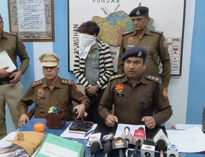 सिरसा में मोबाइल चोरी के आरोप में युवक गिरफ्तार:पुलिस ने 10 फोन बरामद किए; गैंस सिलेंडर व अन्य सामान भी मिला