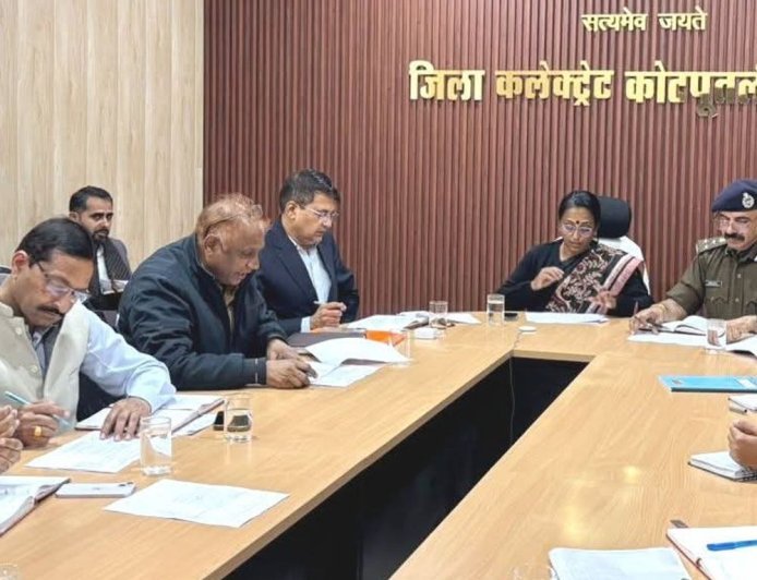 जिला कलेक्टर ने ली सड़क सुरक्षा समिति की बैठक:ओवरलोड वाहन, अवैध कट और पार्किंग पर कार्रवाई के निर्देश