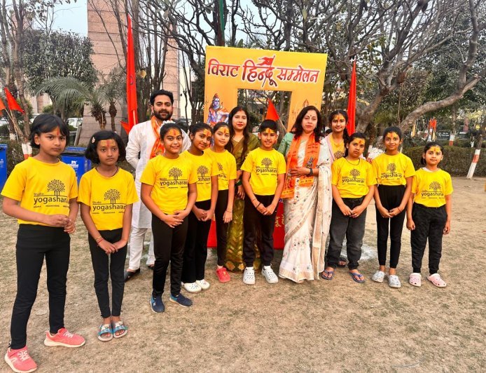 भाजपा नेत्री माही सकलानी ने ओमेक्स कॉलोनी में आयोजित विराट हिंदू सम्मेलन में पहुंचकर उपस्थित विशाल जनसमूह को संबोधित किया। *