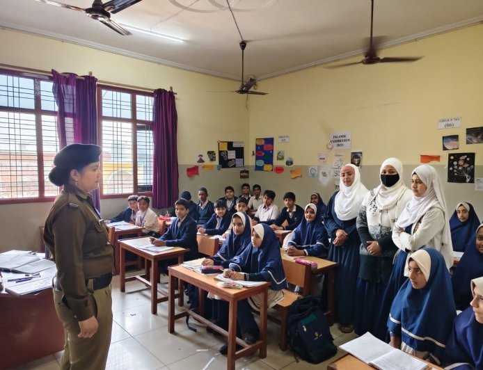 एसएसपी ऊधमसिंहनगर अजय गणपति के निर्देशन में ऊधम सिंह नगर पुलिस का “पुलिस आपके द्वार” अभियान — जसपुर व काशीपुर में छात्राओं को किया गया जागरूक*