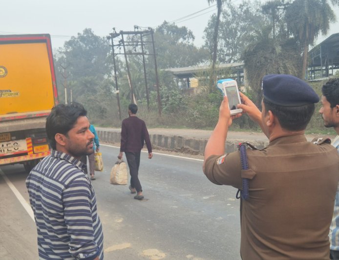 अभियान के तहत जनपद के समस्त थानों द्वारा ओवरलोडिंग के खिलाफ कार्रवाई की जा रही है