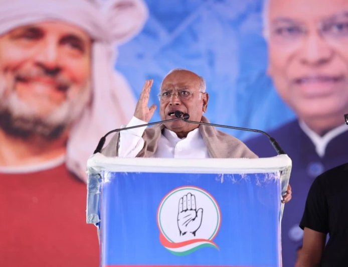 Kejriwal के 'आंसुओं' पर Congress अध्यक्ष Kharge का तंज- 'रोना-धोना छोड़ Rahul Gandhi की तरह लड़ें'