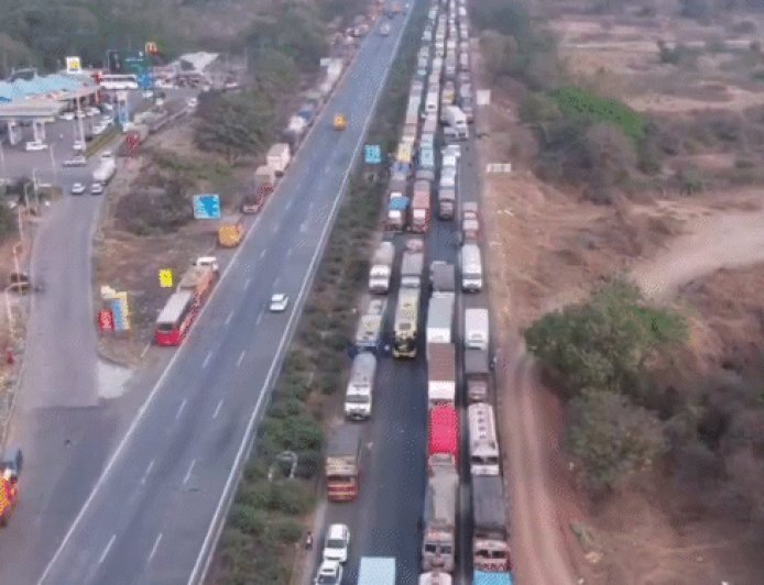 मुंबई-पुणे एक्सप्रेसवे पर फंसे लोगों को मिलेगा टोल-रिफंड:टैंकर पलटने से 33 घंटे तक फंसीं थीं 1 लाख से ज्यादा गाड़ियां; ₹5.16 करोड़ लौटाएगा विभाग