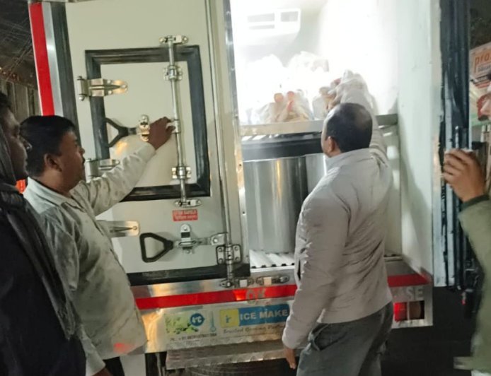 बस्ती में होली पर मिलावटखोरों पर सख्ती:11 नमूने जांच को भेजे, 1750 किलो खोया नष्ट, 1048 किलो कचरी जब्त