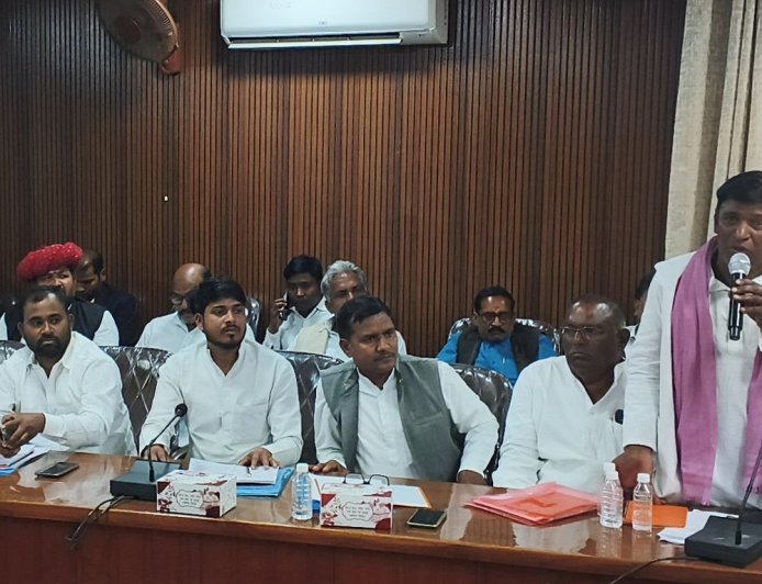 मऊ जिला पंचायत में 45 करोड़ का बजट पास:ग्रामीण विकास योजनाओं पर हुई चर्चा, पिछला बजट 38 करोड़ रुपए था