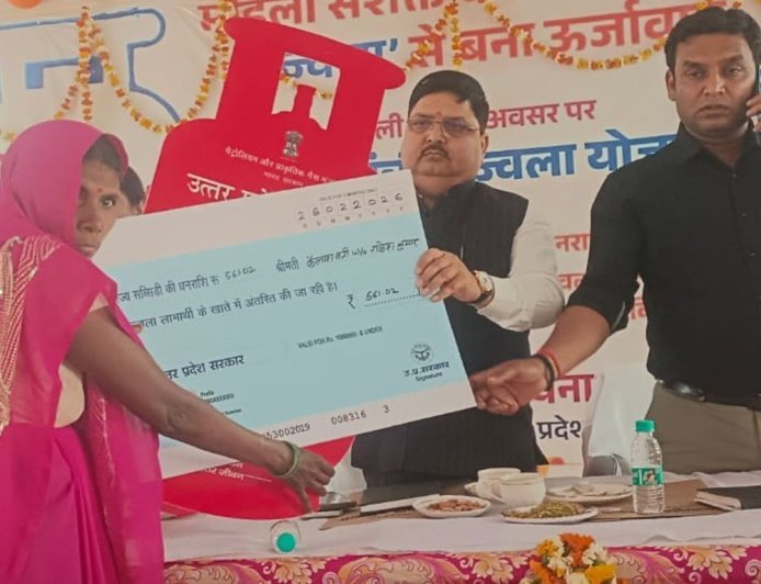 कासगंज में 5 उज्ज्वला लाभार्थियों को निःशुल्क सिलेंडर रिफिल सब्सिडी:जिला पंचायत अध्यक्ष रत्नेश कश्यप ने प्रतीकात्मक चेक वितरित किए