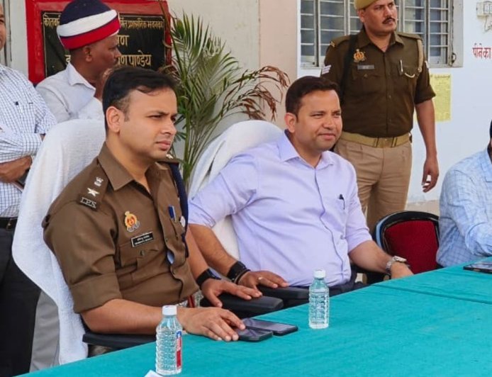 भदोही में आगामी पर्वों पर शांति समिति की बैठक:डीएम-एसपी ने भाईचारे की अपील की, बिना अनुमति जुलूस पर रोक