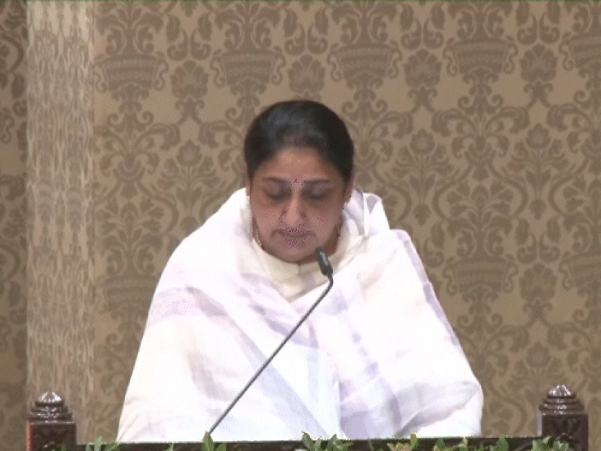 अजित के निधन के चौथे दिन पत्नी सुनेत्रा उपमुख्यमंत्री बनीं:महाराष्ट्र की पहली महिला डिप्टी सीएम, 12 मिनट का शपथ ग्रहण; शरद पवार नहीं पहुंचे