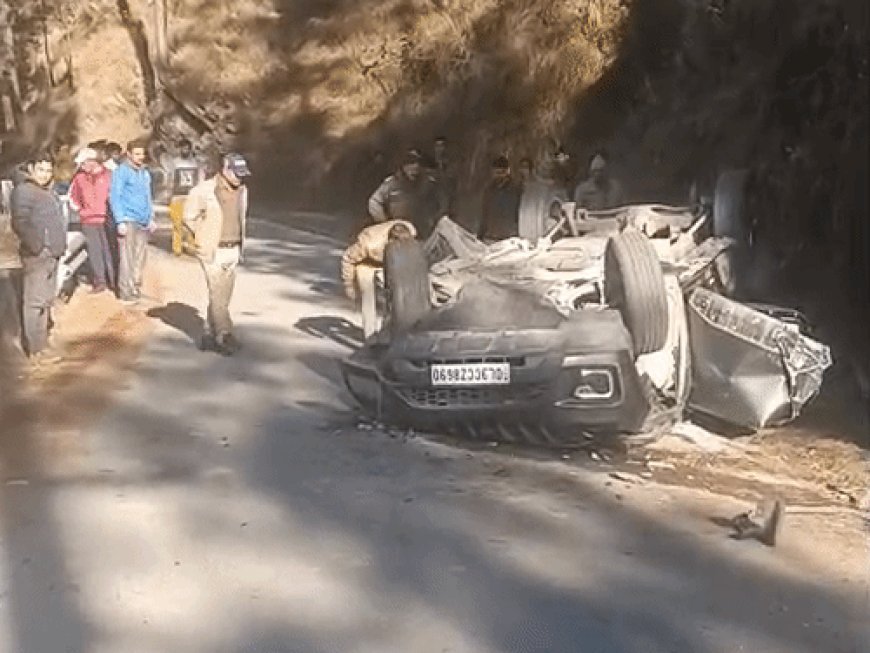 अल्मोड़ा में सड़क हादसे में दो पर्यटकों की मौत:स्कॉर्पियो डिवाइडर से टकराकर 60 मीटर नीचे गिरी, जेसीबी से घायल को निकाला बाहर