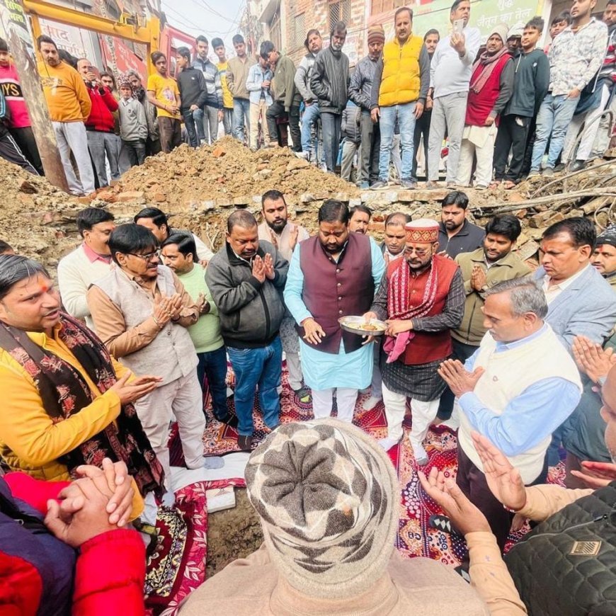 बलरामपुर में ऐतिहासिक चौक सौंदर्यीकरण शुरू:भव्य घंटाघर निर्माण के लिए भूमि पूजन संपन्न
