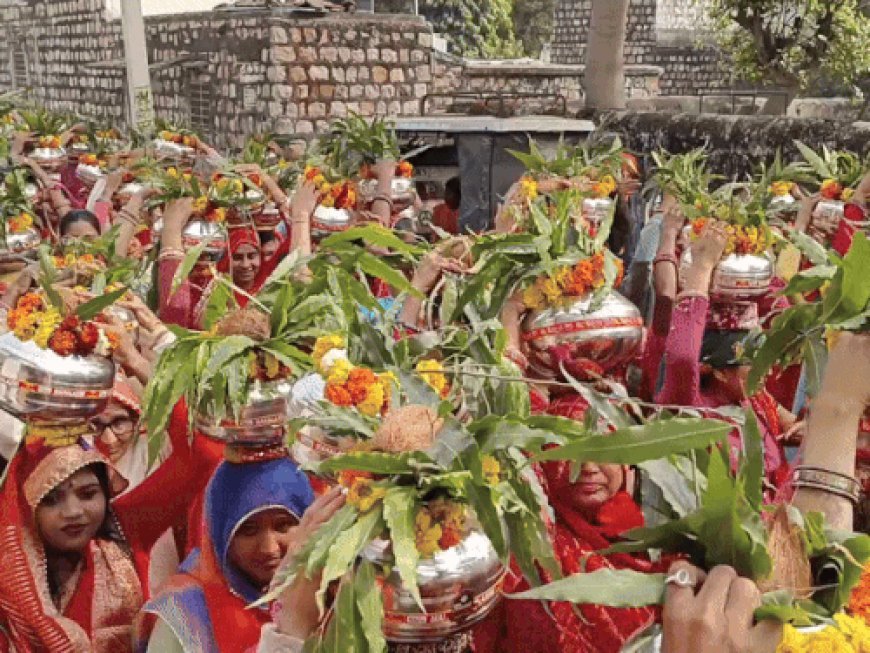 महिलाओं ने 251 कलशों के साथ निकाली शोभायात्रा:हिंदू सम्मेलन के तहत कलश यात्रा, गीता पाठ जैसे आयोजन हुए