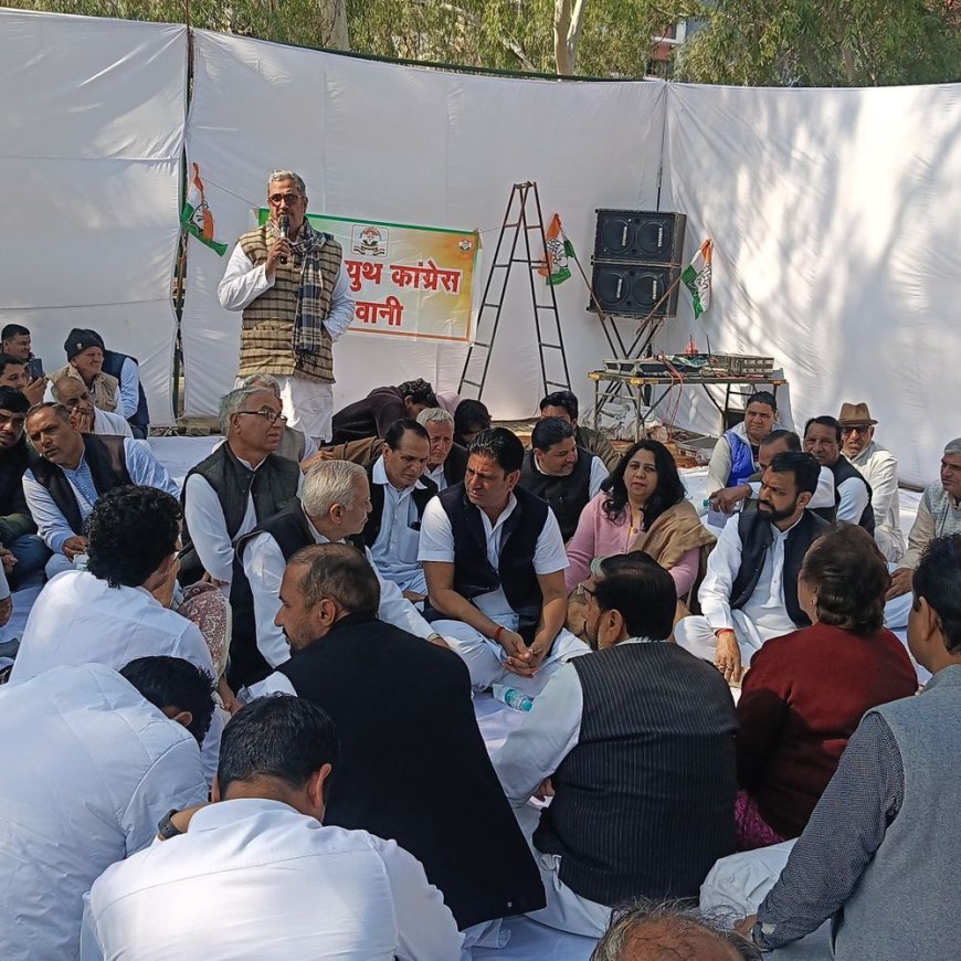 भिवानी में कांग्रेस का मनरेगा बहाली को लेकर प्रदर्शन:अनिरुद्ध चौधरी बोले- गारंटी एक दिन की भी नहीं, प्रदीप गुलिया ने कहा- हकों की लड़ाई लड़ेंगे