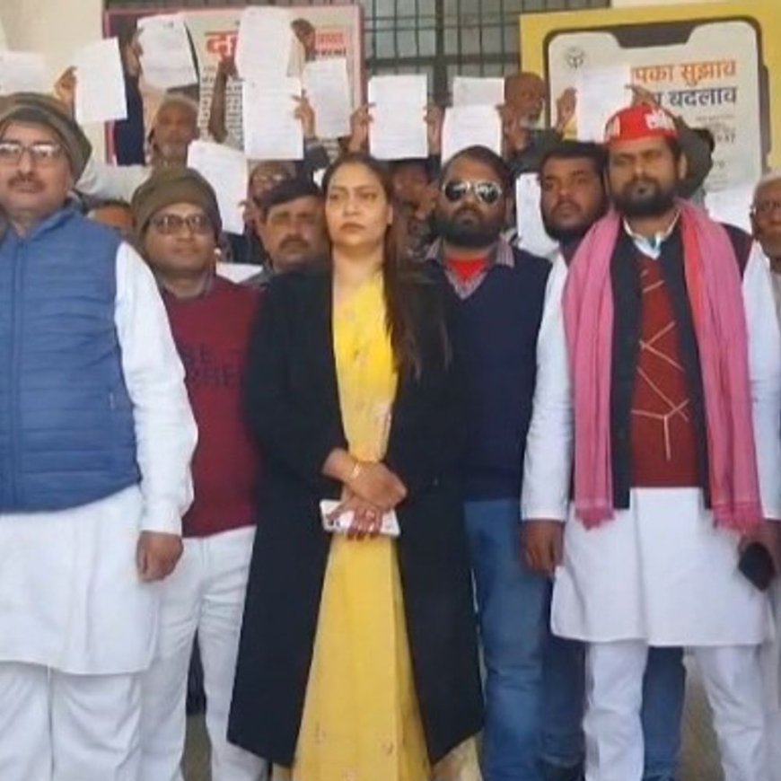 भदोही में सपा का प्रदर्शन, BJP पर गंभीर आरोप:500 बूथों पर भाजपा नेताओं द्वारा फॉर्म 7 से नाम हटाने का आरोप
