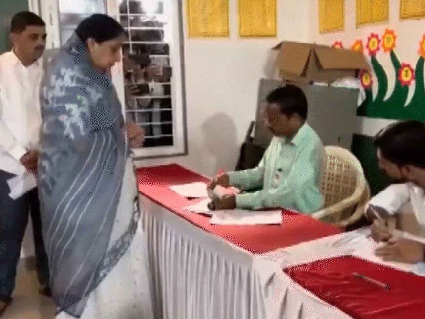 महाराष्ट्र की 12 जिला पंचायतों में वोटिंग:डिप्टी CM सुनेत्रा ने बारामती में वोट डाला, अजित पवार की मौत के बाद टल गए थे चुनाव