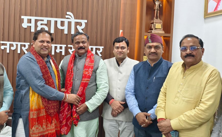 त्रिशूल चौक की स्थापना पर भाजपा नेताओं ने महापौर को किया सम्मानित