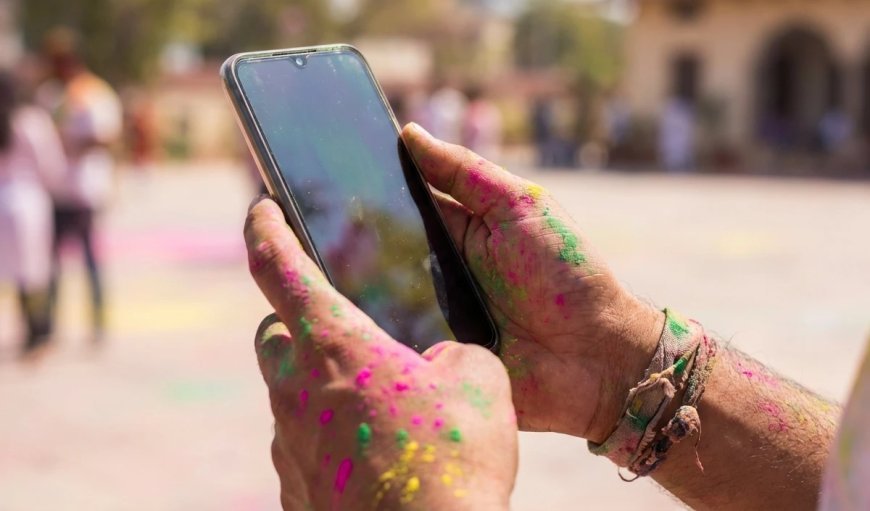 Holi के रंग कर देंगे महंगा Phone Cover खराब? Smartphone बचाने के ये 5 Tips आएंगे काम।
