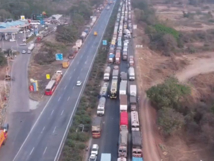 मुंबई-पुणे एक्सप्रेसवे पर फंसे लोगों को मिलेगा टोल-रिफंड:टैंकर पलटने से 33 घंटे तक फंसीं थीं 1 लाख से ज्यादा गाड़ियां; ₹5.16 करोड़ लौटाएगा विभाग