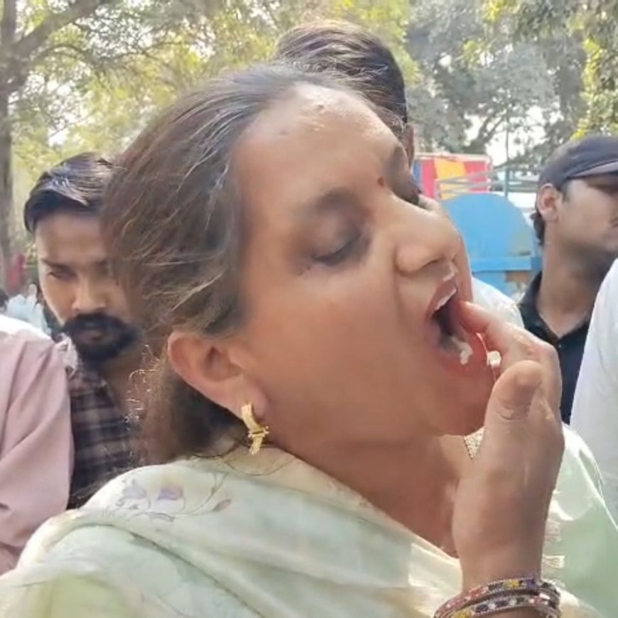 फरीदाबाद में कास्टिक सोडा खाने से दो छात्राएं बीमार:अंब विद्यालय के बाहर प्रदर्शन; बोले- भंडारे में मिस्री की जगह खिलाया