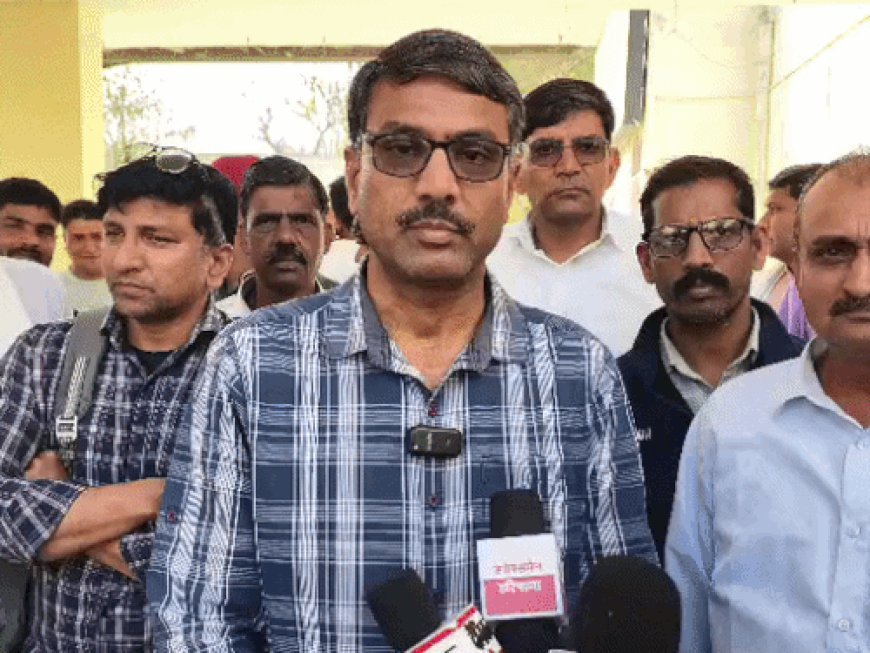 नारनौल में दो महीने बाद भी चोरी का खुलासा नहीं:घर से चोरी हुआ 18 तोला सोना-सवा किलो चांदी, ग्रामीणों ने की पुलिस से मुलाकात