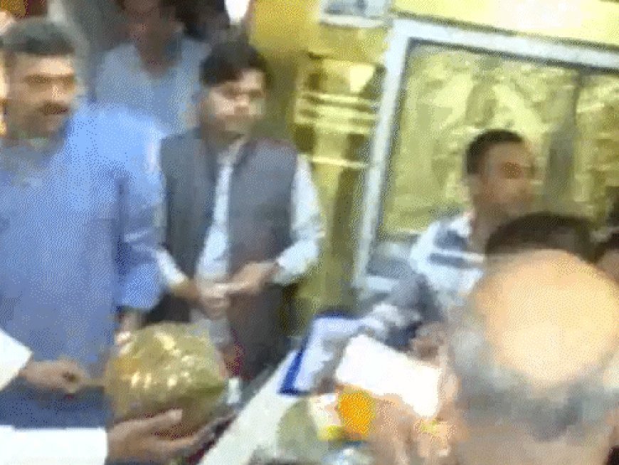 केजरीवाल ने कनॉट प्लेस के हनुमान मंदिर में पूजा की:मनीष सिसोदिया-संजय सिंह भी साथ रहे; कल दिल्ली शराब नीति केस में बरी हुए