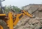 करनाल में अवैध मकानों पर चला प्रशासन का बुलडोजर:लोग बोले- हाईकोर्ट में मामला, बिना नोटिस कार्रवाई का आरोप, मुआवजे की मांग