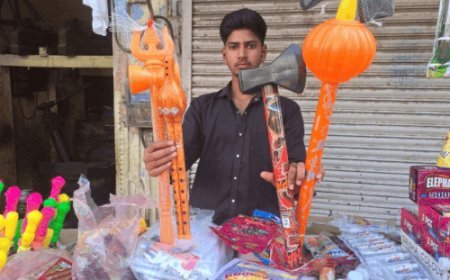 पाली बाजार में होली की रंगीन रौनक:गदा-त्रिशूल पिचकारियों का आकर्षण, 2 मार्च को होगा होलिका दहन, 3 को खेलेंगे होली