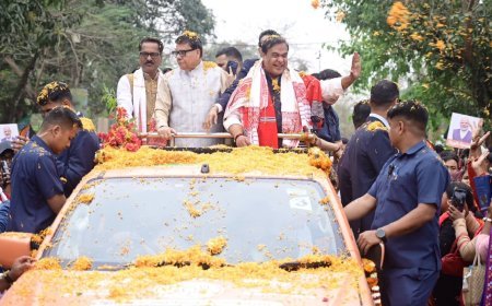Assam की Jan Ashirwad Yatra में CM Himanta का क्रेज, हज़ारों की भीड़ ने बरसाए फूल