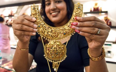 Gold & Silver Rates | सोना-चांदी में 'विस्फोटक' तेजी! चांदी ₹2.93 लाख के पार, सोना ₹1.68 लाख के करीब; युद्ध के डर से निवेशकों ने बनाया सुरक्षित ठिकाना