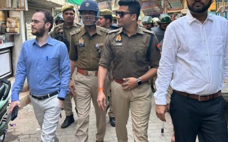 भदोही में होली से पहले पुलिस का फ्लैग मार्च:अधिकारियों ने शांतिपूर्ण त्योहार मनाने की अपील की