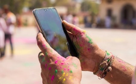 Holi 2026: रंगों की मस्ती में कहीं हो न जाए हजारों का नुकसान, यूं सेफ रखें अपने Smartphone और Gadgets