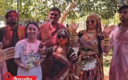 देशभर में होली पर रंगों की धूम, PHOTOs:राजस्थान में विदेशी मेहमानों ने उड़ाया रंग-गुलाल; अखिलेश यादव ने मनोज तिवारी पर वीडियो सॉन्ग बनाया
