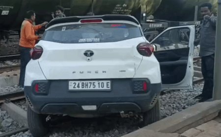 झांसी में रेलिंग तोड़कर रेल ट्रैक पर पहुंची कार:सामने से आ रही मालगाड़ी में लोड थे पेट्रोल के टैंकर, बड़ा हादसा टला