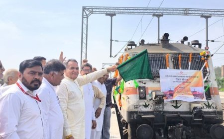 हिसार-इंदौर एक्सप्रेस ट्रेन का हांसी में ठहराव शुरू:यात्रियों की वर्षों पुरानी मांग हुई पूरी; विधायक भयाना ने दिखाई झंडी