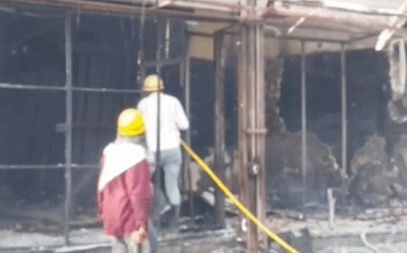 रोहतक में ट्राले का CNG-डीजल टैंक फटा:फर्नीचर के शोरुम में लगी आग; ड्राइवर-हेल्पर कूदकर बचाई अपनी जान