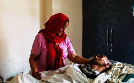 'बेसुध बेटे को घर की हर बात बताती थी':मां बोली- उम्मीद थी कि पलक झपकाकर बता देगा की सुन लिया