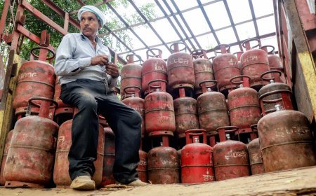 LPG Cylinder Shortage पर सरकार का बड़ा बयान, घबराहट में न करें बुकिंग, देश के पास पर्याप्त भंडार, उत्पादन 25% बढ़ाया गया