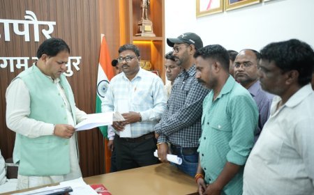 नियमितीकरण की मांग को लेकर महापौर और नगर आयुक्त को सौंपा ज्ञापन