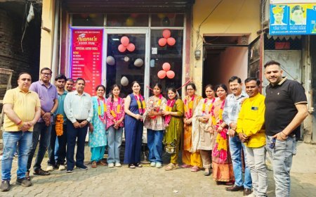 अंतर्राष्ट्रीय महिला दिवस पर रुद्रपुर व्यापार मंडल ने महिलाओं को फूल माला पहनकर सम्मानित किया।*