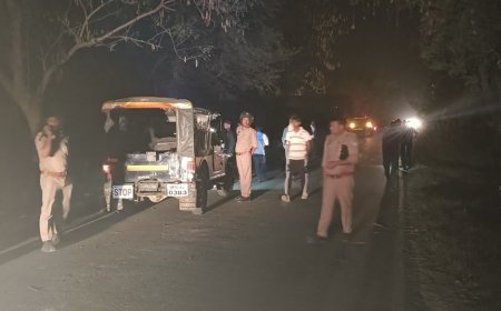 आजमगढ़ में बाइक और अर्टिगा कार की टक्कर:दो युवकों की हुई मौत, परिजनों में मचा कोहराम, जांच में जुटी पुलिस