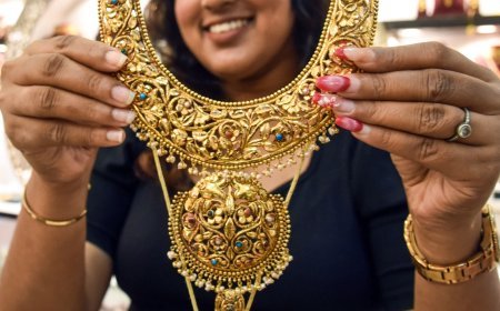 Gold-Silver Price Crash | बुलियन मार्केट में हाहाकार! सोने ने गंवाई साल भर की सारी बढ़त, चांदी भी 15,000 रुपये टूटी, जानें क्या हैं कारण