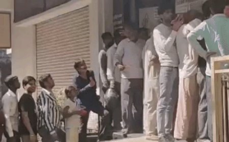 14 दिन से सिलेंडर नहीं मिला, चूल्हे पर खाना:स्कीम 10 में गैस एजेंसी के बाहर LPG सिलेंडर और उपभोक्ता दोनों की लाइन