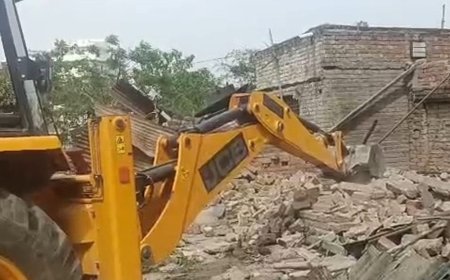 करनाल में अवैध मकानों पर चला प्रशासन का बुलडोजर:लोग बोले- हाईकोर्ट में मामला, बिना नोटिस कार्रवाई का आरोप, मुआवजे की मांग