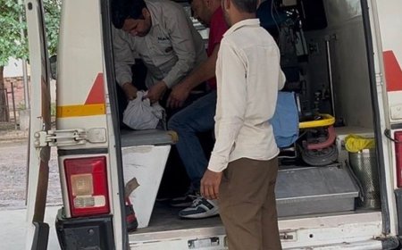 हांसी में कार ने ऑटो को टक्कर मारी, ड्राइवर घायल:हादसे में पलटकर खाई में गिरा; एंबुलेंस टीम ने कैश परिवार को लौटाया