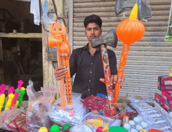 पाली बाजार में होली की रंगीन रौनक:गदा-त्रिशूल पिचकारियों का आकर्षण, 2 मार्च को होगा होलिका दहन, 3 को खेलेंगे होली