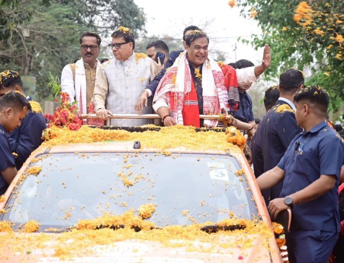 Assam की Jan Ashirwad Yatra में CM Himanta का क्रेज, हज़ारों की भीड़ ने बरसाए फूल