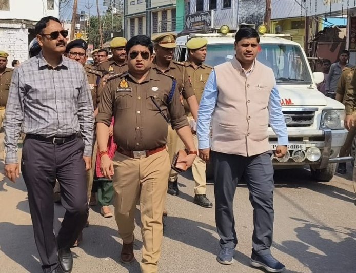 डीएम-एसपी ने मेंहदावल में होली सुरक्षा का लिया जायजा:एसपी ने कहा- नई परंपरा न शुरू हो, हर छोटी घटना पर तुरंत कार्रवाई करें