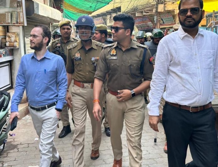 भदोही में होली से पहले पुलिस का फ्लैग मार्च:अधिकारियों ने शांतिपूर्ण त्योहार मनाने की अपील की