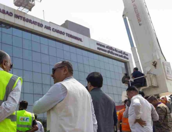 ईरान-अमेरिका तनाव का सीधा असर: दुबई-अबू धाबी में 3000 गुजराती फंसे, यात्रियों में बढ़ी चिंता