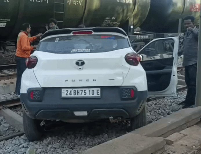 झांसी में रेलिंग तोड़कर रेल ट्रैक पर पहुंची कार:सामने से आ रही मालगाड़ी में लोड थे पेट्रोल के टैंकर, बड़ा हादसा टला