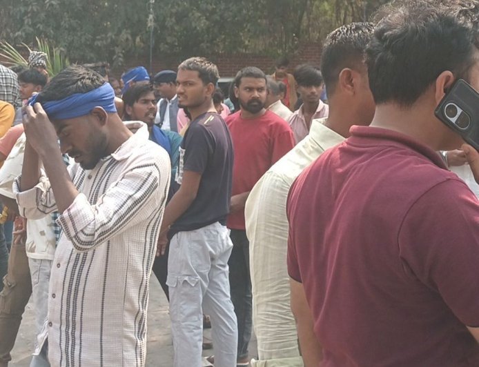 अंबेडकर प्रतिमा पर कालिख पोती गई:जौनपुर में बसपा कार्यकर्ताओं का प्रदर्शन, जांच के आदेश